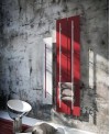 Sèche-serviette radiateur électrique design salle de bain Anteso V rouge mat avec une barre en métal chromé