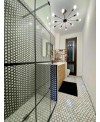 Mosaique salle de bain D octogone marbre blanc avec cabochon noir sur trame 30.5x30.5x1cm