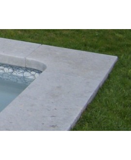 Margelle d'angle piscine, bord droit, pierre du limeyrat pour margelle grise épaisseur 8cm