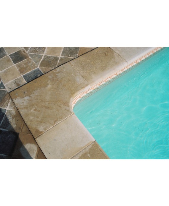 Margelle d'angle piscine, bord droit, pierre du limeyrat pour margelle claire épaisseur 8cm.