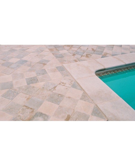 Margelle d'angle piscine, bord droit, pierre du limeyrat pour margelle clair épaisseur 5cm.