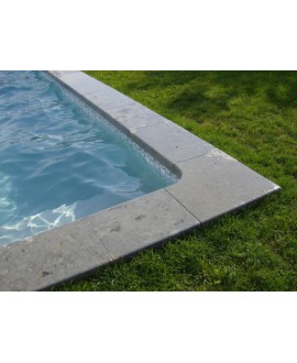 Margelle d'angle piscine, bord droit, pierre du limeyrat pour margelle gris épaisseur 5cm.