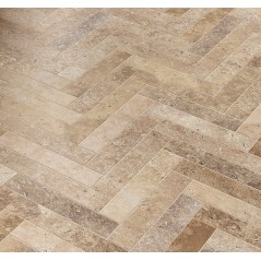 Carrelage imitation travertin beige nuancé mat 6x30cm posé en chevron edimsénanque mélangé.