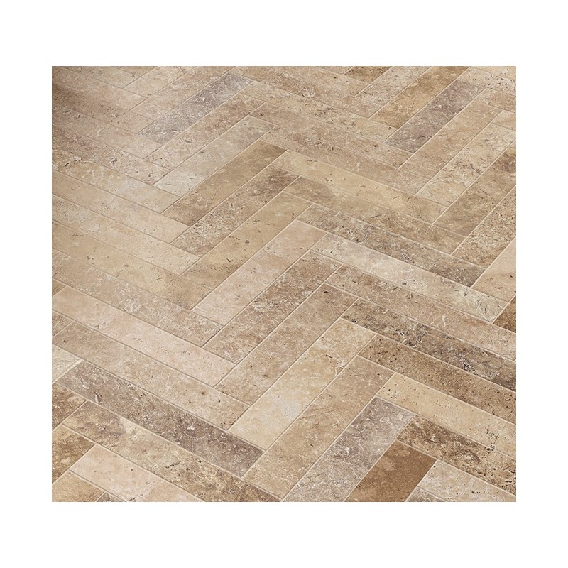 Carrelage imitation travertin beige nuancé mat 6x30cm posé en chevron edimsénanque mélangé.