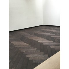 Parquet ancien chêne massif français baton rompu , vieilli noir intense , ép : 21 mm , largeur 190 mm