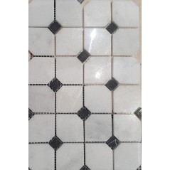 mosaique salle de bain D octogone marbre blanc avec cabochon noir sur trame 30.5x30.5x1cm