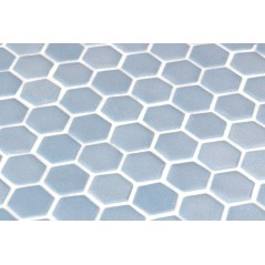 Emaux de verre hexagonal bleu clair mat sur plaque de 30.1x29cm sol et mur onxstoneglass light blue