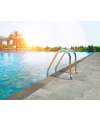 Carrelage piscine imitation pierre de bali marron dénuancé 30x60cm et 15x15cm savnicobare nut lisse.