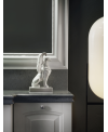 Meuble de salle de bains de style art-déco laqué blanc brillant compact avec un plan en marbre et un miroir