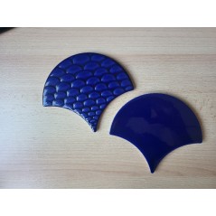 Carrelage écaille de poisson bleu foncé brillant décor et lisse 14x16cm pour le mur diff egee