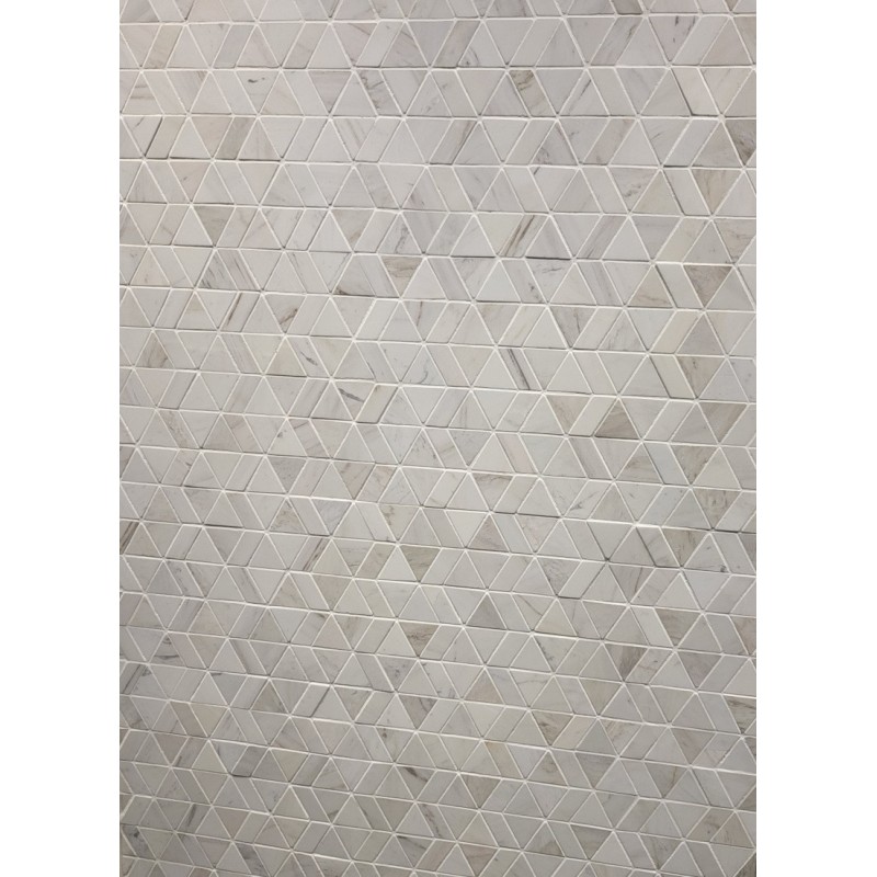 Mosaique triangle marbre blanc poli brillant sur trame 27.5x24cm motamarbeige