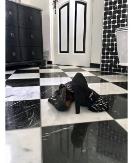 Dalle de marbre noir D 30.5x30.5cm pour le sol de la salle de bain.
