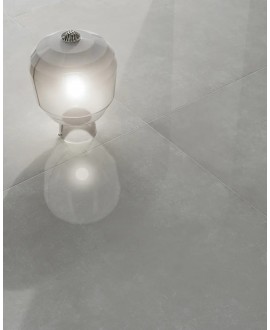 Carrelage imitation béton, résine gris clair uni poli brillant sol et mur, 60x120cm et 120x120cm refxfeel light
