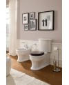 Toilette wc de style ancien avec abattant en bois et résevoir mural blanc brillant avec 2 chasses différentes scaxcastellana