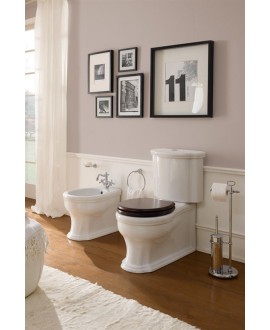 Toilette wc de style ancien avec abattant en bois et résevoir mural blanc brillant avec 2 chasses différentes scaxcastellana