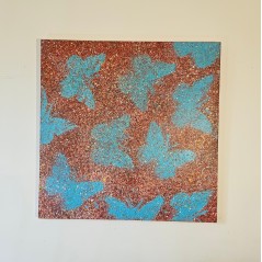 Peinture contemporaine, tableau moderne figuratif, acrylique sur toile 100x100cm intitulée: papillons bleus sur fond rouge.