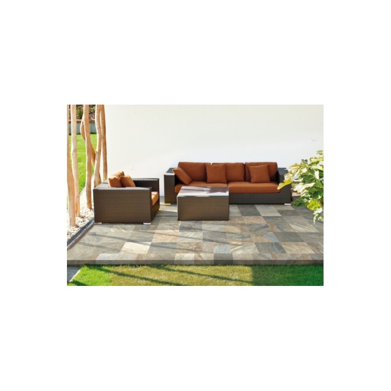 Carrelage imitation ardoise claire 34x34cm antidérapant sur la terrasse, R11 A+B+C, Savstelvio