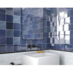 Carrelage Effet Zellige A bleu foncé brillant 13.2x13.2cm dans la salle de bains