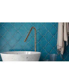 Faience arabesque equipalhambra bleu brillant 12x12cm dans la salle de bains