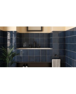 Carrelage imitation Zellige bleu foncé brillant, eqvillage royal blue dans la salle de bains