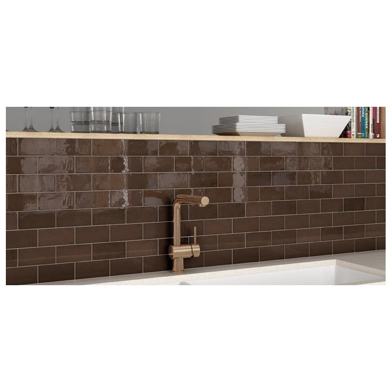 Carrelage imitation Zellige marron brillant, eqvillage wallnut brown pour la crédence