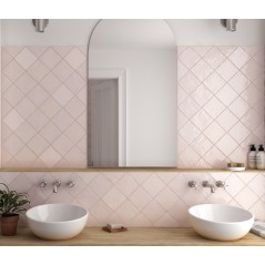 Carrelage imitation Zellige rose pastel nuancé brillant, eqriviera rose dans la salle de bains